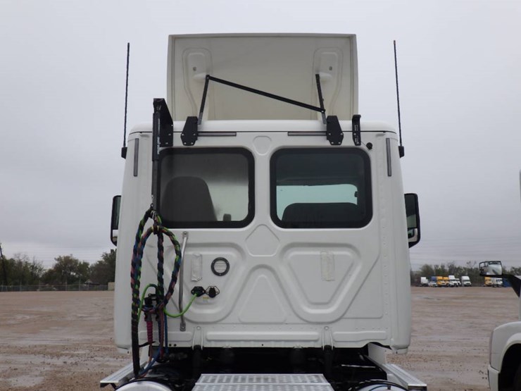 freightliner-cascadia-126-image-11