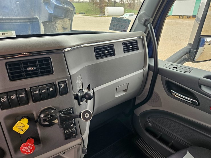 peterbilt-579-image-57