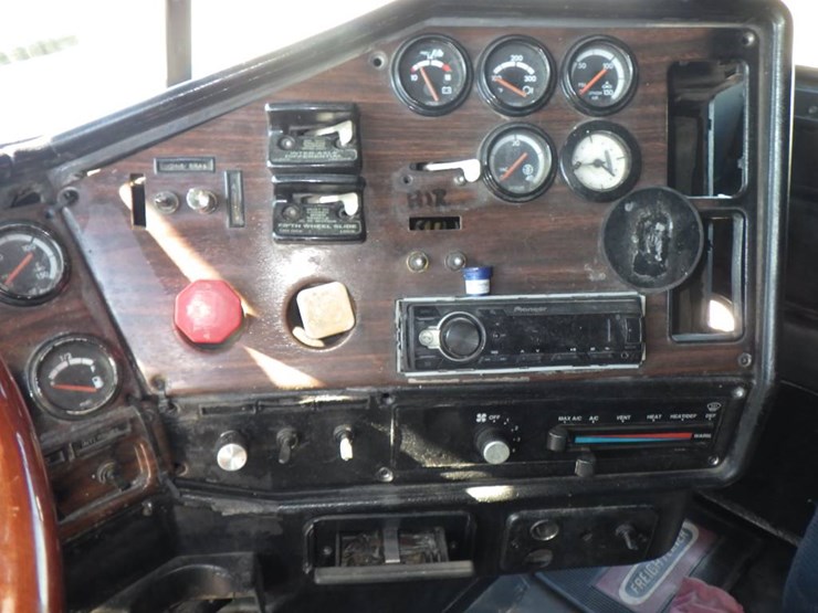 1998-freightliner-fld120-classic-image-18