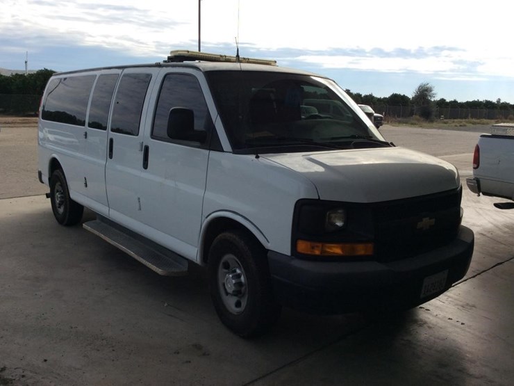2013-chevrolet-express-3500-image-2