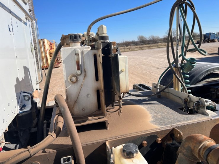 2012-peterbilt-367-image-16