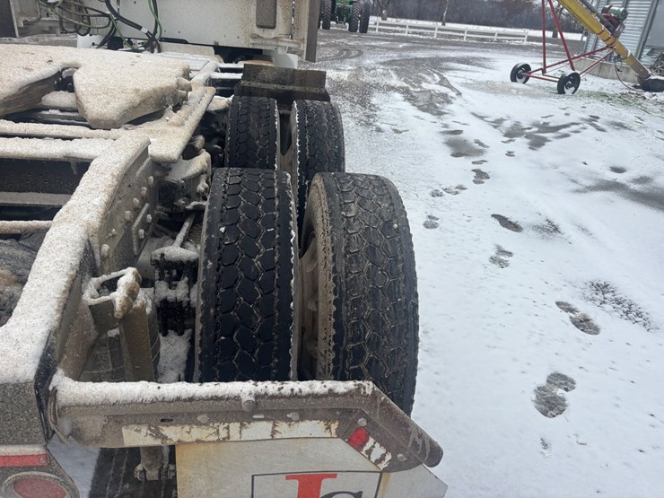 #1550-•-2016-peterbuilt-day-cab-auto-image-12