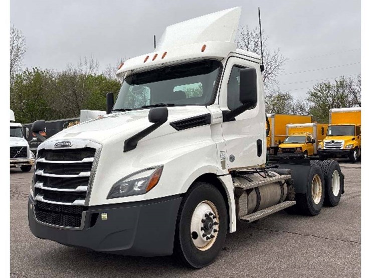 2020-freightliner-cascadia-126-image-1