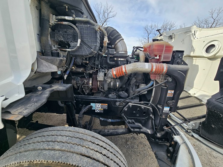 peterbilt-579-image-33