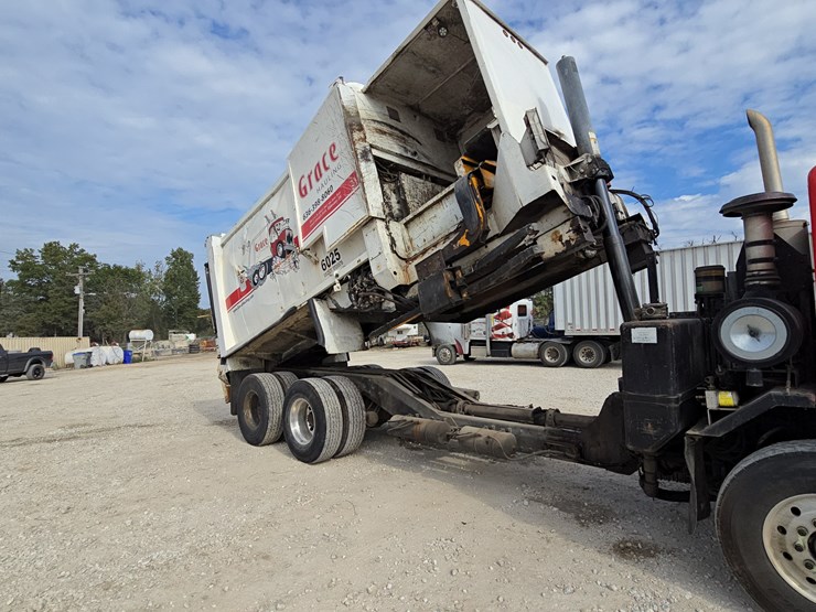 2005-peterbilt-320-image-84