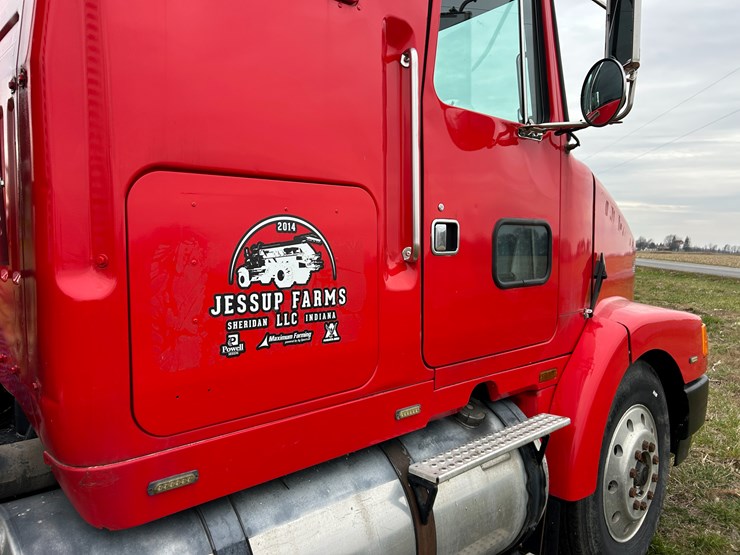 #95-•-volvo-semi-image-40