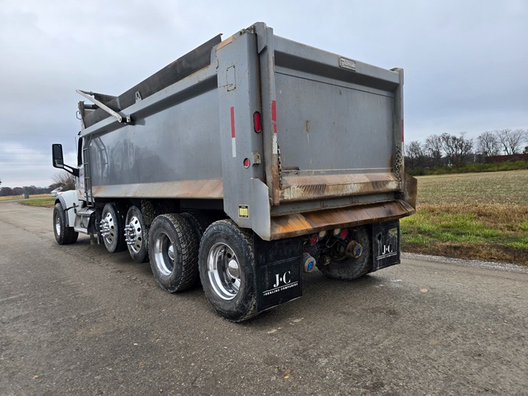 2020-peterbilt-567-image-23