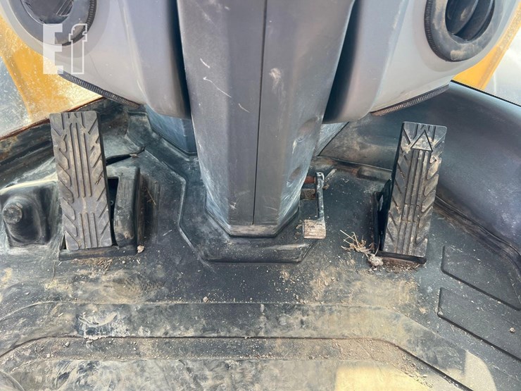 2020-deere-444l-image-29