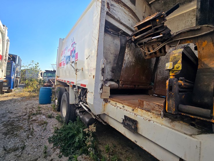 2002-peterbilt-320-image-7