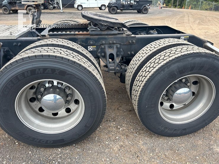 peterbilt-579-image-17