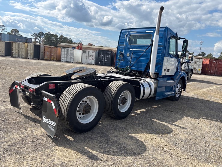 volvo-vnl64t300-image-3