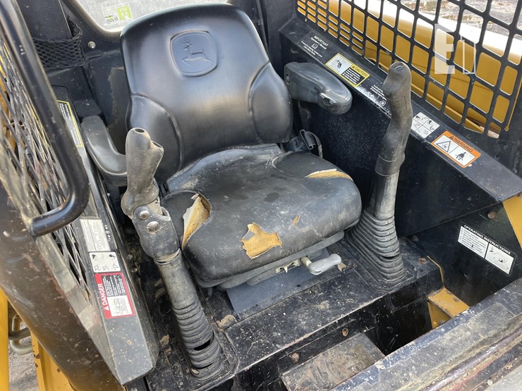 2006-deere-ct322-image-18