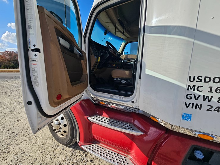 2021-kenworth-t680-image-31