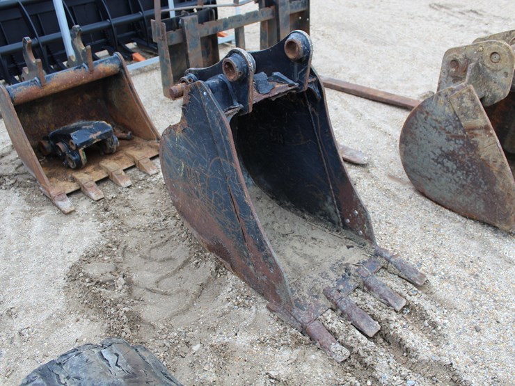 #02573-•-cat-15inch-bucket-with-pins-image-2