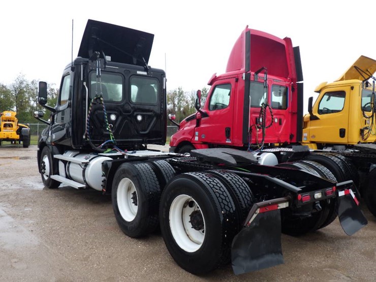 2020-freightliner-cascadia-126-image-12