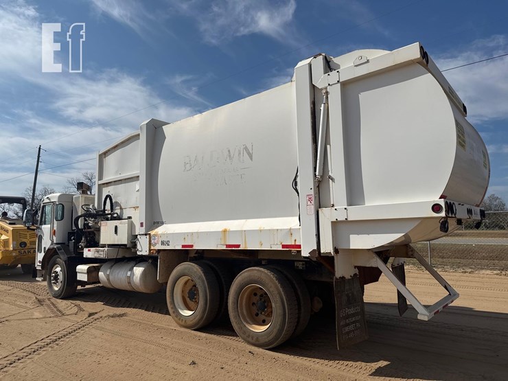 2019-peterbilt-garbage-truck-image-7