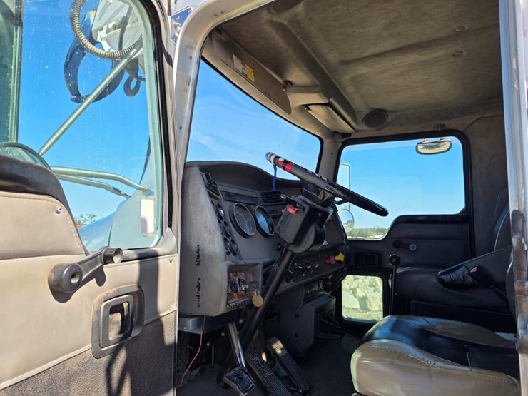 2006-kenworth-t300-image-9