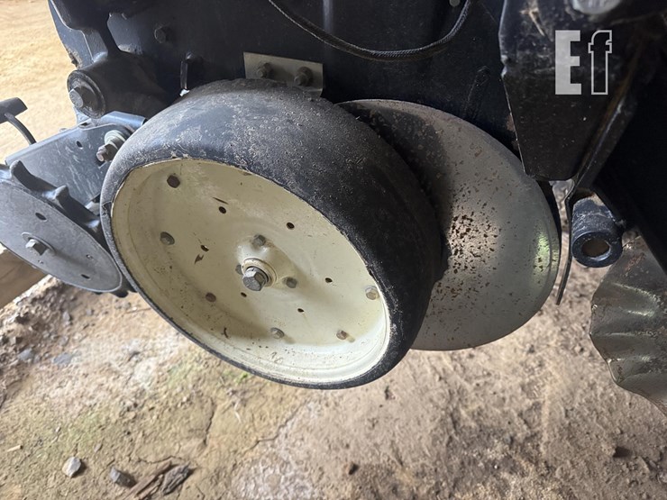 2009-kinze-3700sds-image-11