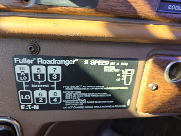 1988-freightliner-day-cab-semi-image-58