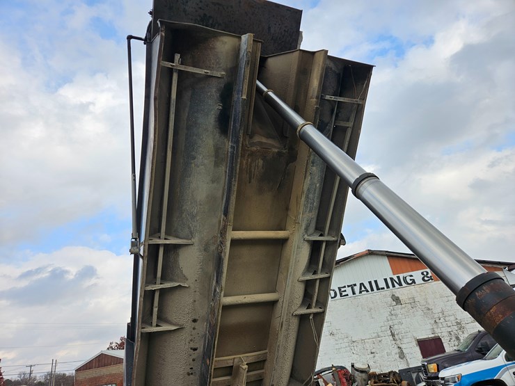 freightliner-columbia-112-image-35