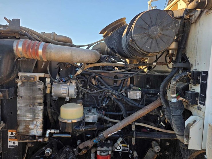 peterbilt-385-image-11