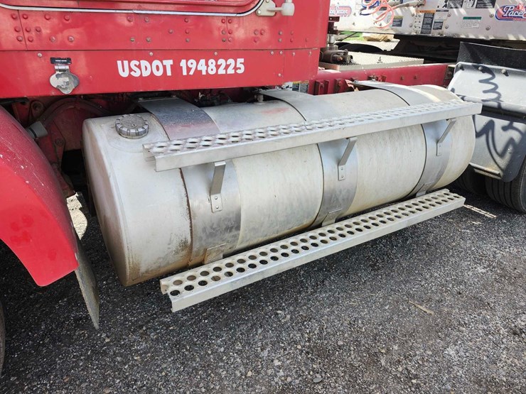 2011-kenworth-t800-image-5