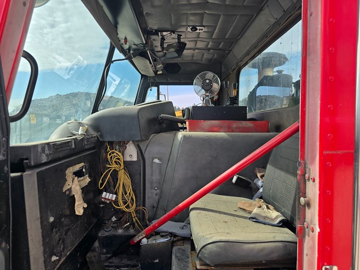 2005-peterbilt-320-image-33