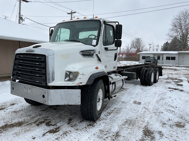 freightliner-114sd-image-1