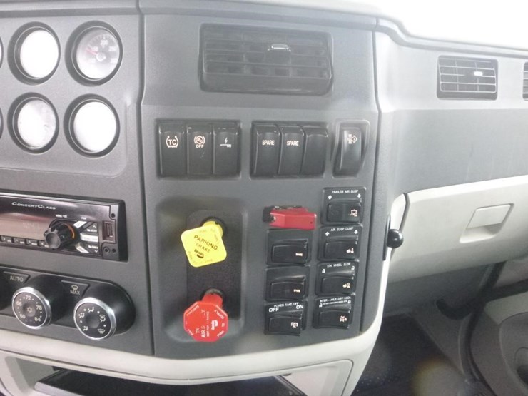 2019-peterbilt-567-image-16