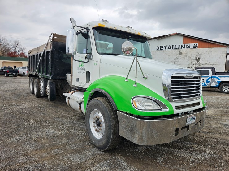 freightliner-columbia-120-image-31