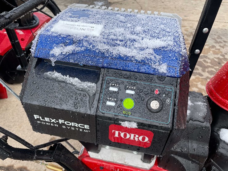 #6120-•-toro-battery-operated-snow-blower-(o3)-image-7