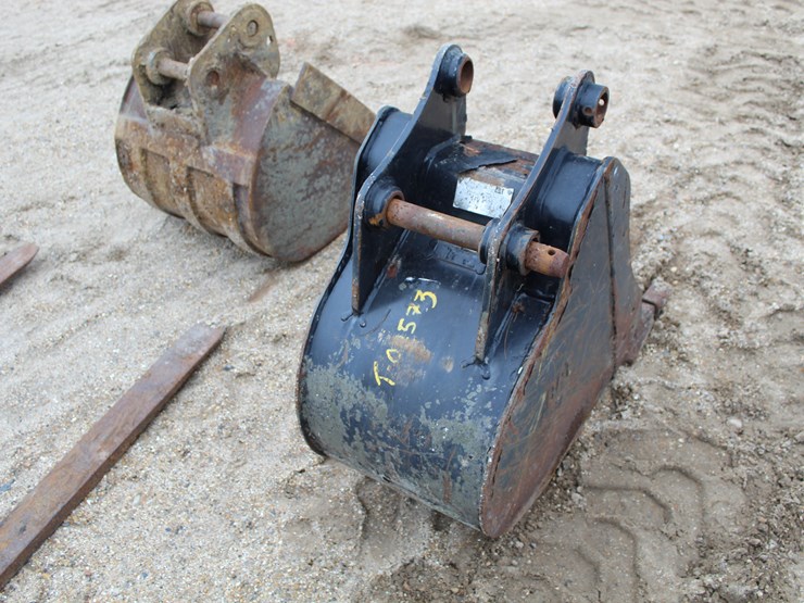 #02573-•-cat-15inch-bucket-with-pins-image-3