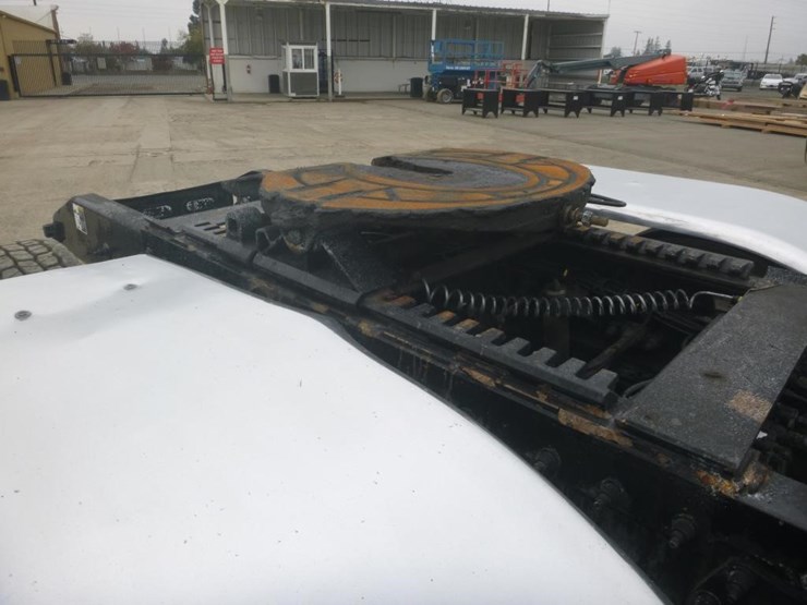 2019-peterbilt-567-image-7