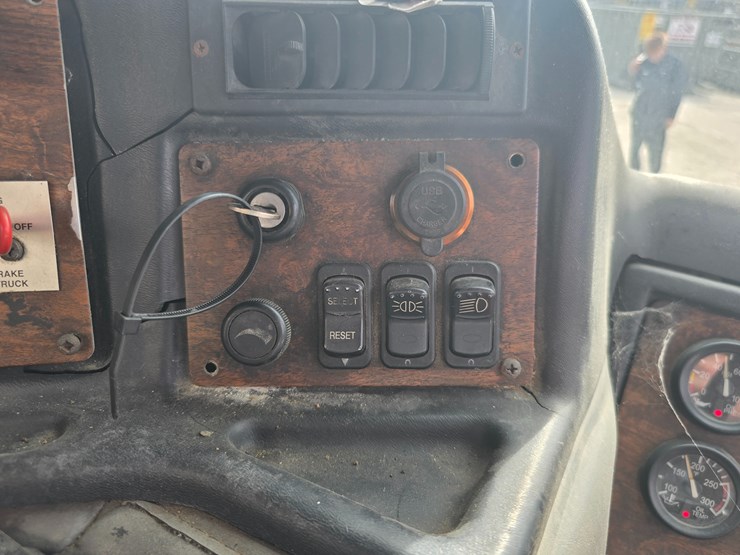 2003-peterbilt-320-image-57