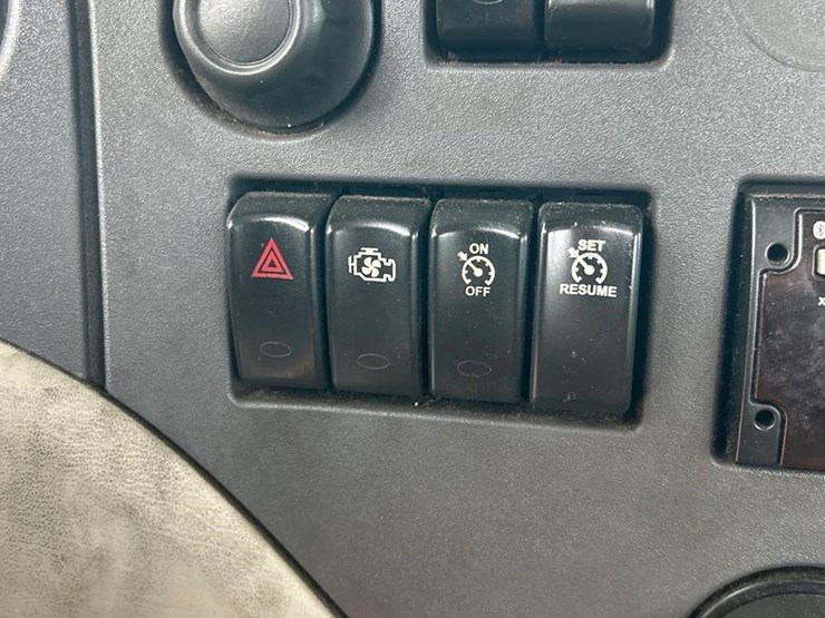 peterbilt-579-image-60