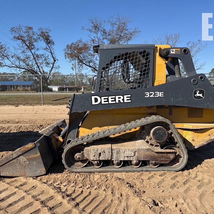 2017 DEERE 323E
