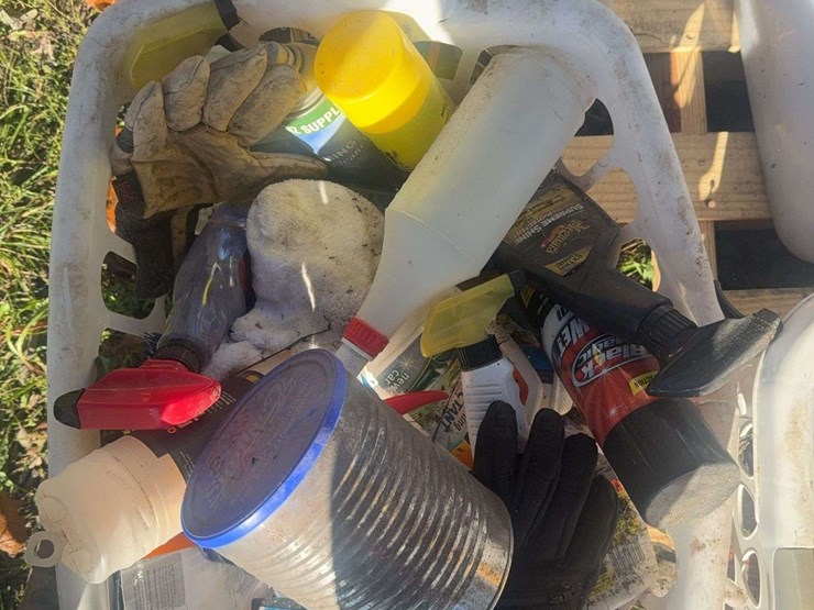 level,-wheel-chalks,-cleaning-supplies,-and-misc.-tools-image-8