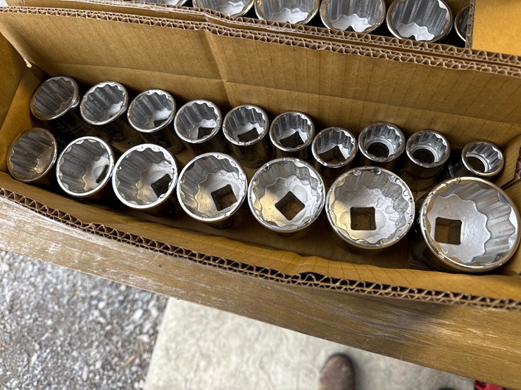 #3072-•-craftsman-17-piece-socket-set-image-1