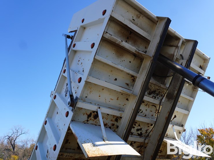 peterbilt-335-image-20