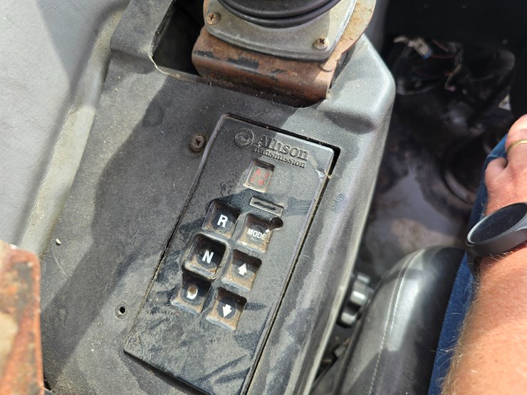 2005-peterbilt-320-image-46