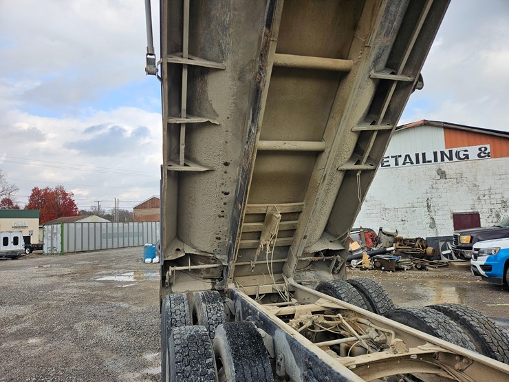 freightliner-columbia-112-image-38
