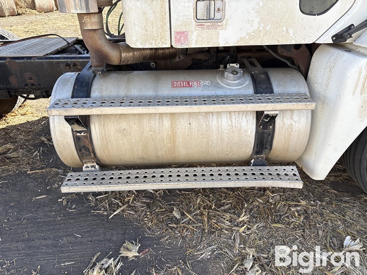 2005-freightliner-columbia-120-image-17