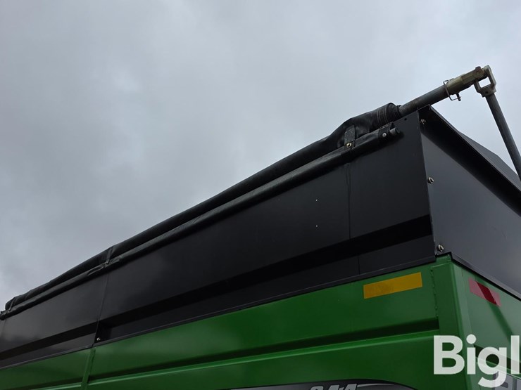 unverferth-brent-gt-644-gravity-wagon-image-12