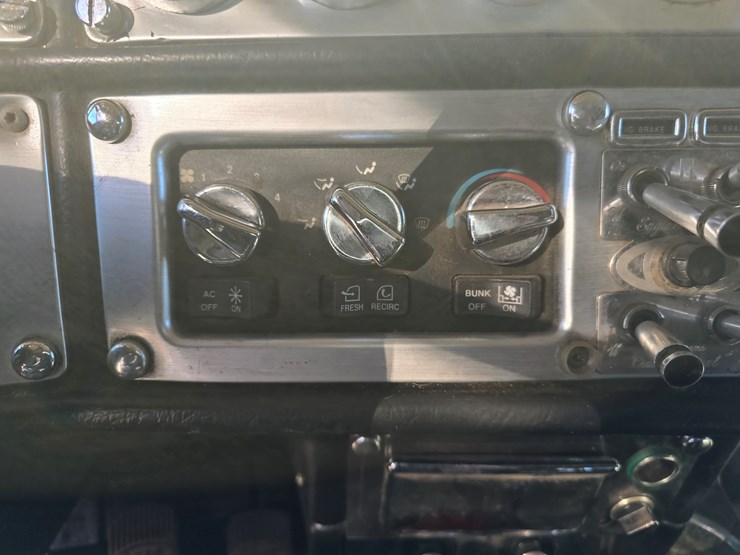 2005-peterbilt-379-image-89