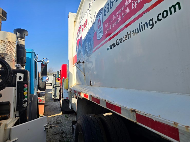 2002-peterbilt-320-image-19