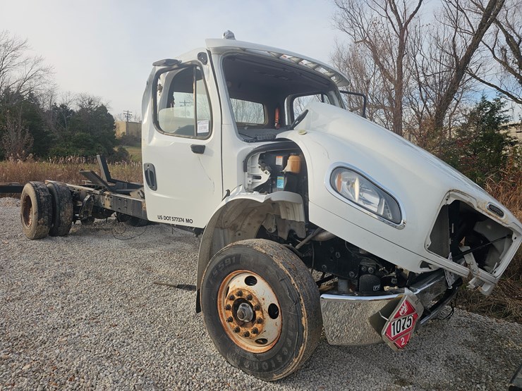 2019-freightliner-m2-106-image-1