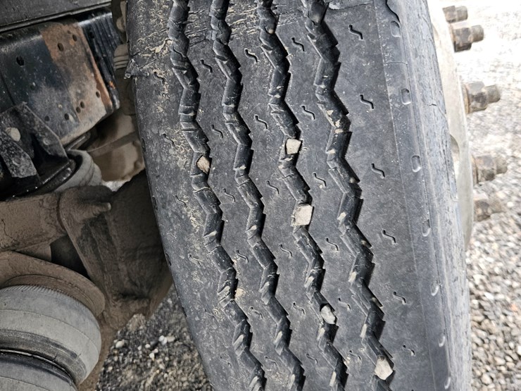 freightliner-columbia-120-image-95