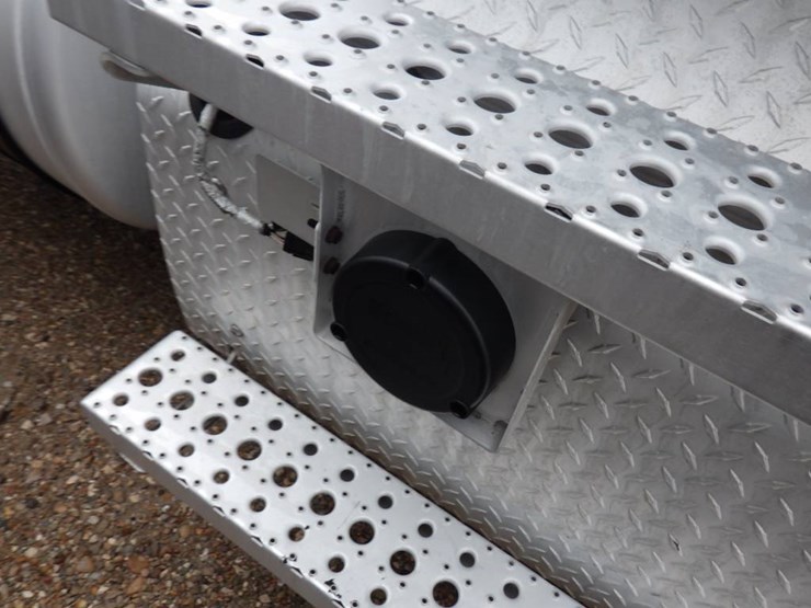 freightliner-cascadia-126-image-4