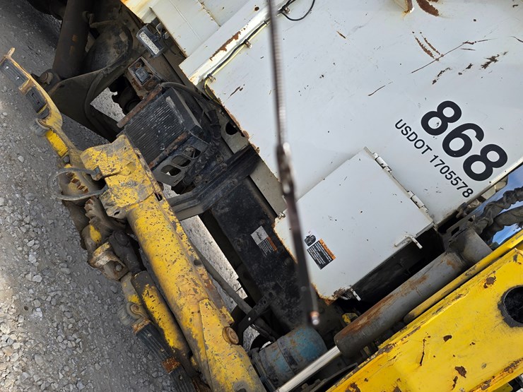 2003-peterbilt-320-image-73