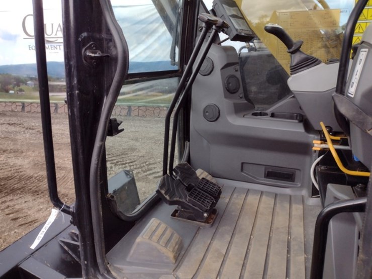 caterpillar-307.5-image-12